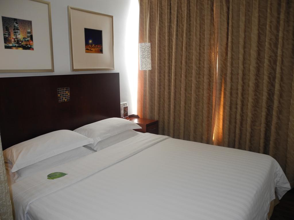 Chicago Suites International Shenzhen Room photo